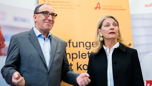 Gesundheitsminister Johannes Rauch (Grüne) und Apothekerkammer-Präsidentin Ulrike Mursch-Edelmayr (Bild: APA/GEORG HOCHMUTH)