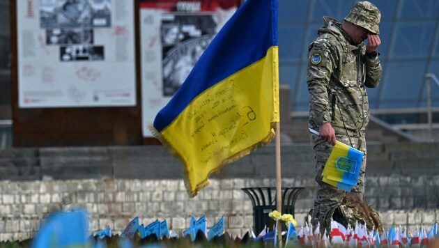 Ein Mann weint in Erinnerung an die getöteten Ukrainerinnen und Ukrainer.  (Bild: AFP)