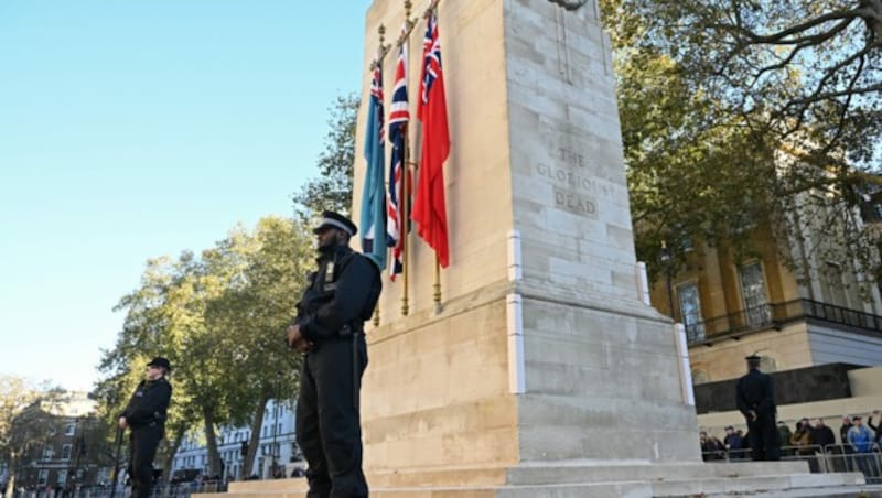 Polizeibeamte Wache am Kenotaph, dem nationalen Kriegsdenkmal und Gedenkstätte in Whitehall im Zentrum von London. (Bild: APA/AFP/JUSTIN TALLIS)