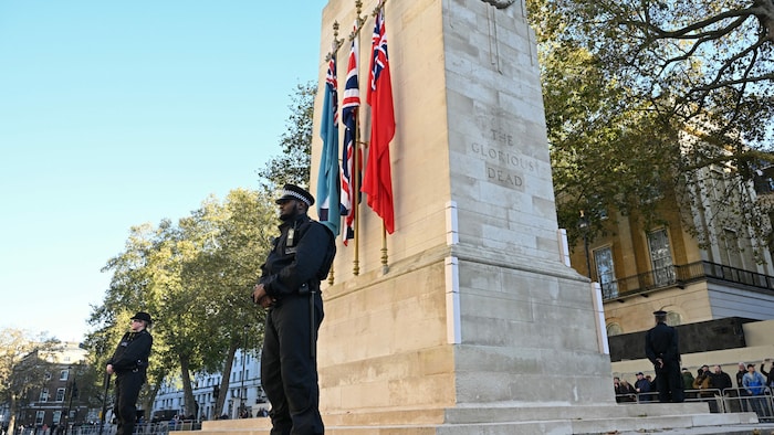 Polizeibeamte Wache am Kenotaph, dem nationalen Kriegsdenkmal und Gedenkstätte in Whitehall im ...