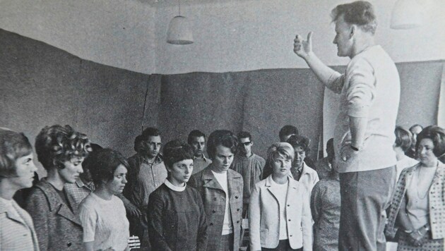 Günther Mittergradnegger bei der Probenarbeit bei einer Singwoche in Millstatt. Heuer hätte der Lehrer, Madrigalchor-Gründer, Chorleiter, Liedforscher, Komponist und Erneuerer des Kärntnerliedes seinen 100. Geburtstag gefeiert. (Bild: Uta Rojsek-Wiedergut)