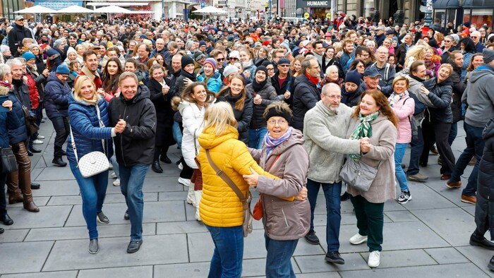 Am Stephansplatz versammelten sich Hunderte Wiener, um in den Faschinzg zu tanzen.