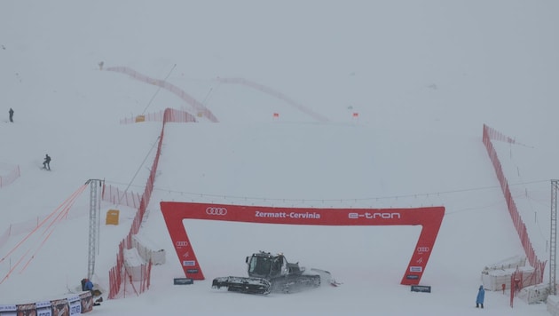 Das Wetter macht den Athleten in Zermatt/Cervinia einen Strich durch die Rechnung. (Bild: Copyright 2023 The Associated Press. All rights reserved)