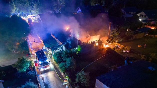 Nach der Explosion fing das Haus in Ansfelden Feuer. (Bild: Kerschbaummayr Werner)