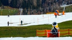 Bei 6,9 Grad über dem Mittelwelt im Februar wird es auch für die Talabfahrten größerer Skigebiete schnell haarig (Bild: Gerhard Schiel)