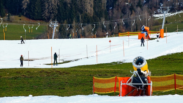 Bei 6,9 Grad über dem Mittelwelt im Februar wird es auch für die Talabfahrten größerer Skigebiete schnell haarig (Bild: Gerhard Schiel)