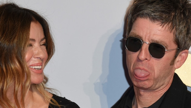 Oasis-Legende Noel Gallagher und Sara MacDonald sind glücklich geschieden. Weniger glücklich soll den Musiker machen, was er seiner Ex jetzt überweisen muss.   (Bild: APA/AFP/Anthony HARVEY)