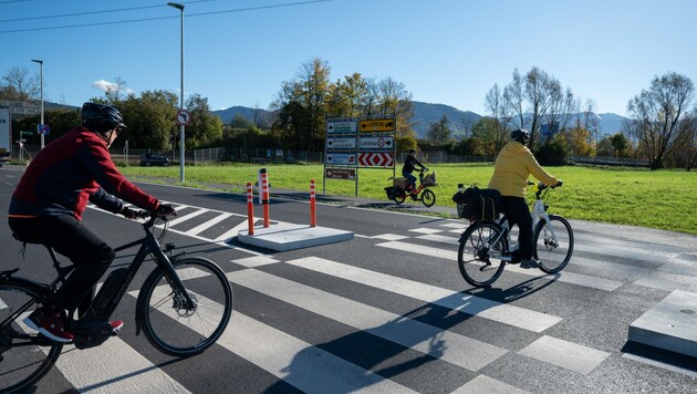 Entlang der Senderstraße wurde neben dem Schutzweg auch ein kurzer Rad- und Gehweg gebaut.
