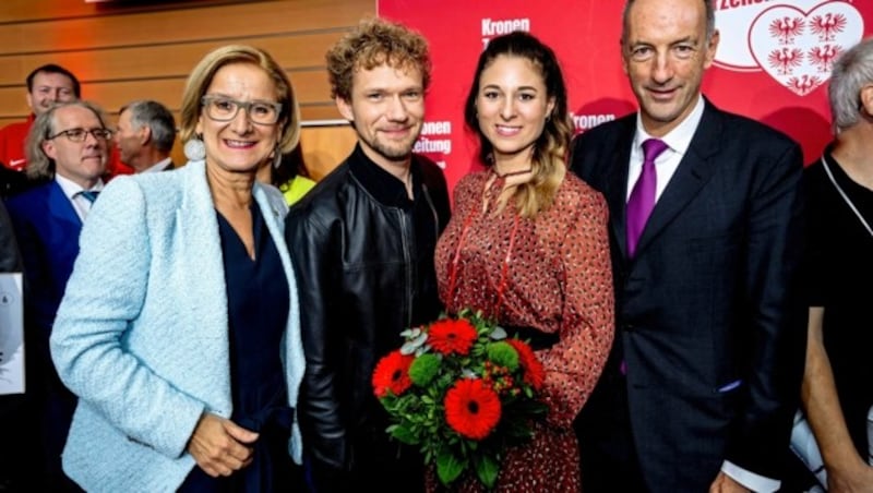 Zauberhaft: Thommy Ten und Amélie van Tass mit Dr. Christoph Dichand und Johanna Mikl-Leitner. (Bild: Imre Antal)