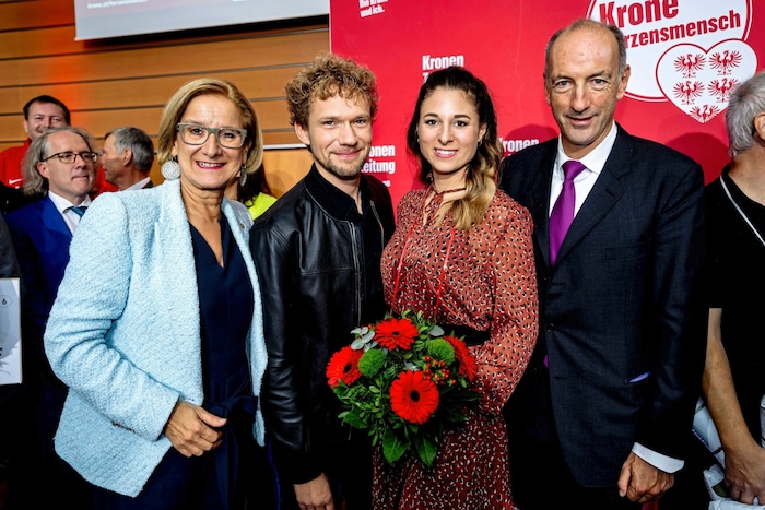 Zauberhaft: Thommy Ten und Amélie van Tass mit Dr. Christoph Dichand und Johanna Mikl-Leitner.