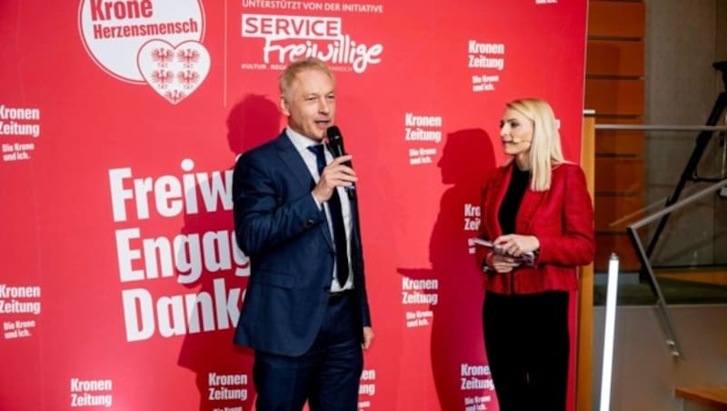 Stolz aufs Ehrenamt: Gerhard Valeskini mit Moderatorin Jana Pasching von Krone.tv. (Bild: Imre Antal)