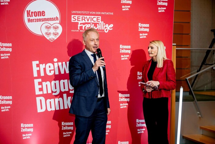 Stolz aufs Ehrenamt: Gerhard Valeskini mit Moderatorin Jana Pasching von Krone.tv.