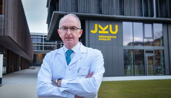 Primar Bernd Lamprecht von der Linzer Uniklinik rät, bei Symptomen restliche Corona-Schnelltests ...