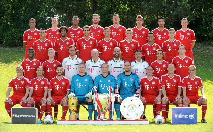 Bayern-Mannschaftsfoto von 2014 mit Ersatzgoalie Lukas Raeder (untere Reihe 4. vo. li.)