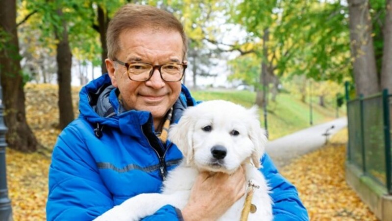 Rudi Anschober mit seinem neuen Familienmitglied (Bild: Klemens Groh)