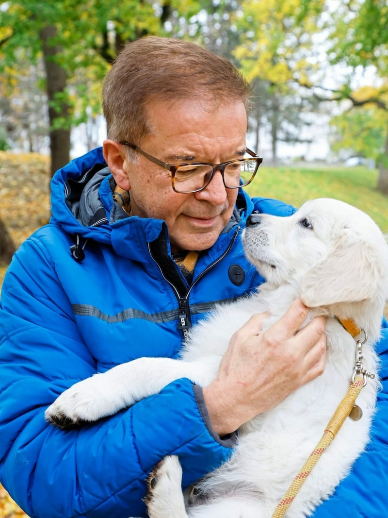 Rudi Anschober beim Kuscheln mit „Junior“ (Bild: Klemens Groh)