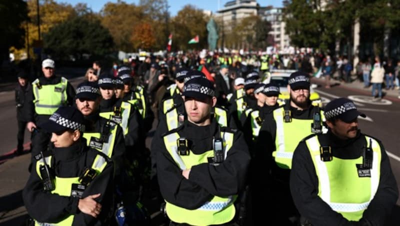 Polizisten am 11. November im Einsatz bei den Protesten in London (Bild: APA/AFP/HENRY NICHOLLS)