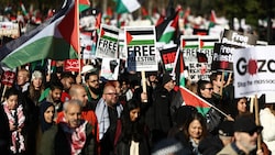 Demonstranten ziehen vom zentralen Hyde Park zur US-Botschaft und fordern einen sofortigen Waffenstillstand im Gazastreifen. (Bild: APA/AFP/HENRY NICHOLLS)