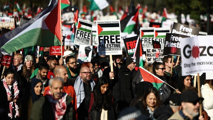 Demonstranten ziehen vom zentralen Hyde Park zur US-Botschaft und fordern einen sofortigen ...