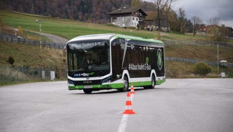 Auf der Slalomstrecke fiel so mancher Pylon um. Gar keine leichte Aufgabe, hier einen Bus durchzulenken. (Bild: Tröster Andreas)