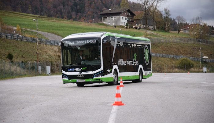 Auf der Slalomstrecke fiel so mancher Pylon um. Gar keine leichte Aufgabe, hier einen Bus ...