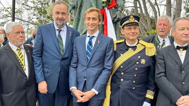 Drei Generationen auf einem historischen Bild: Kaiser Karl als Statue, Enkel Karl Habsburg und Urenkel Ferdinand. (Bild: Sammlung Ingrid Schramm, Andrea Glatze)
