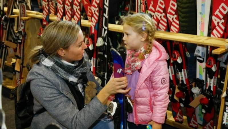 Die dreijährige Alina fand am Samstag bei der Tauschbörse in Bischofshofen gemeinsam mit ihrer Mama passende Ski. (Bild: Gerhard Schiel)