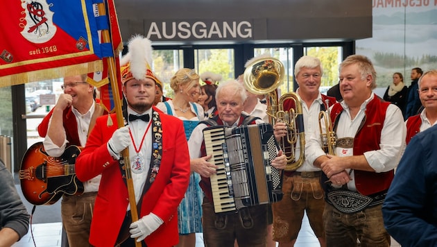 Die Narren feierten am Samstag pünktlich um 11.11 Uhr den Faschingsbeginn. (Bild: Tschepp Markus)