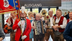 Die Narren feierten am Samstag pünktlich um 11.11 Uhr den Faschingsbeginn. (Bild: Tschepp Markus)