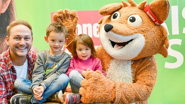 „Krone“-Leseonkel Christian Krall und Lesefuchs Theo sind morgen, Sonntag, um 13 Uhr beim „Krone“-Stand.