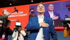 Andreas Babler wurde am Samstag beim Parteitag in Graz mit 88,76 Prozent der Delegiertenstimmen als Vorsitzender der SPÖ wiedergewählt. (Bild: Christian Jauschowetz)