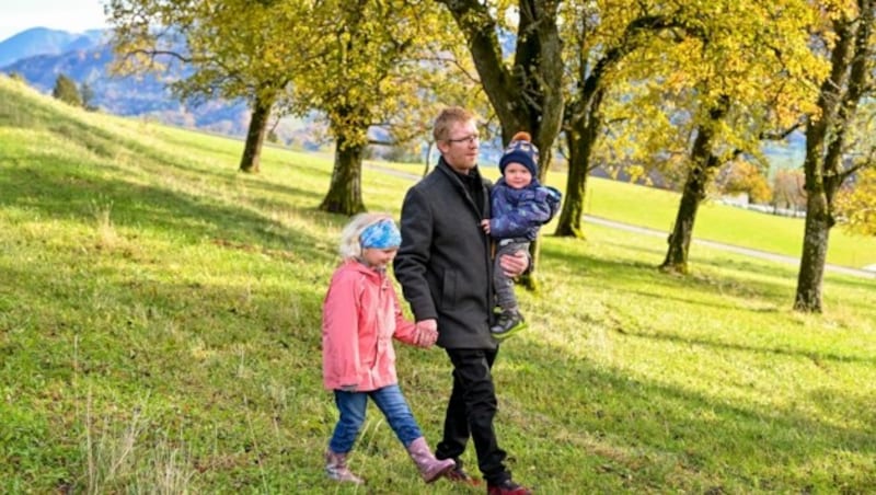 Papa Stefan (35) versucht, die Kleinen von den schmerzhaften Todesfällen abzulenken. (Bild: Dostal Harald)