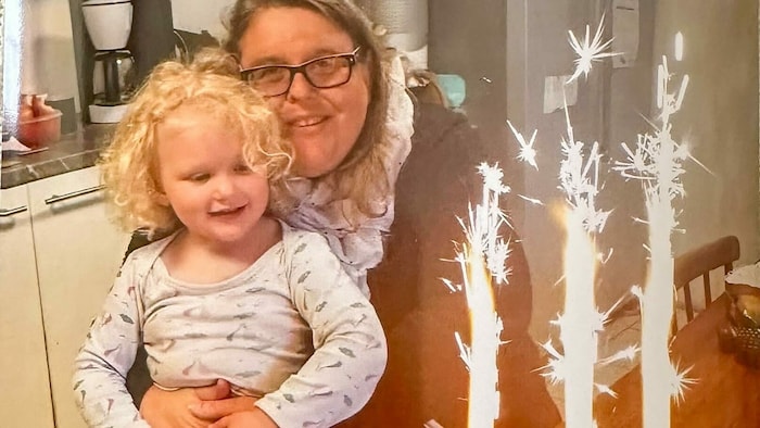 Lena Mia (5) mit ihrer Mama