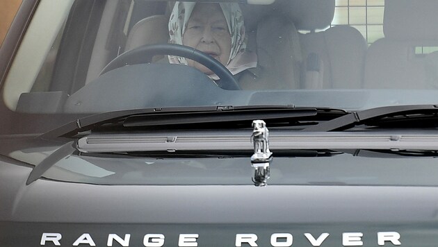 Elizabeth II. saß gerne selbst am Steuer ihres Range Rovers - mit den Corgis im Kofferraum fuhr die Königin durch Windsor. Nun wurde ihr Auto, ausgestattet mit einigen royalen Details, für das Doppelte des Schätzpreises versteigert. (Bild: AFP)