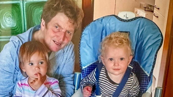 Oma Angela (64) kümmerte sich liebevoll um die Kinder, als deren Mama nicht mehr dazu in der ...