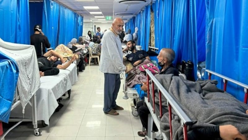 Das Al-Shifa-Krankenhaus in Gaza-Stadt ist völlig überfüllt. Laut israelischem Geheimdienst befindet sich dort die Zentrale der Hamas. (Bild: AFP)