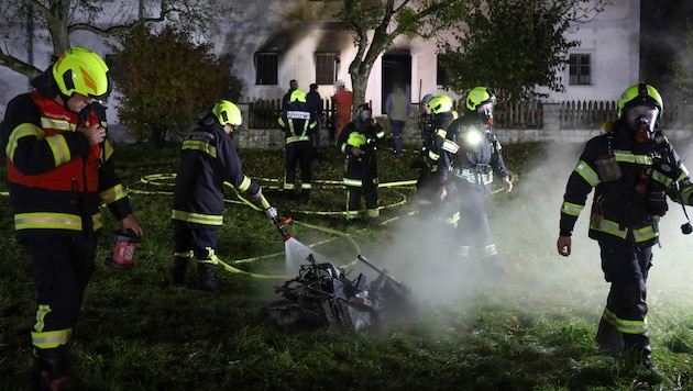 52 Feuerwehrleute standen im Löscheinsatz (Bild: laumat.at/Matthias Lauber)