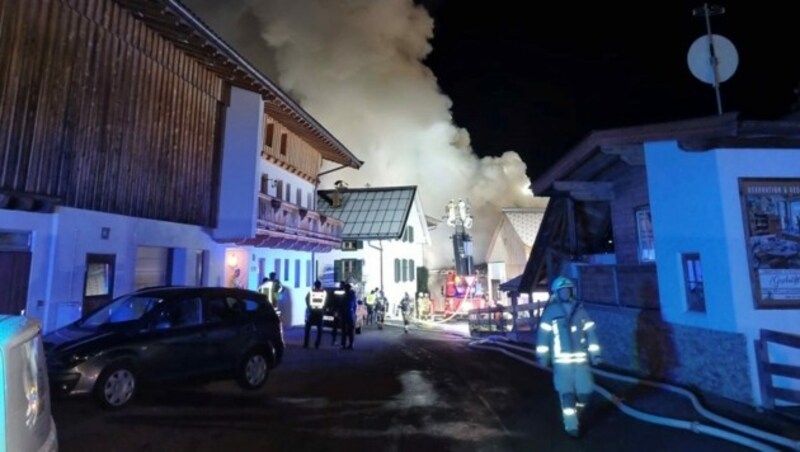 Der Brand brach mitten im Ort aus. (Bild: Zoom.Tirol)