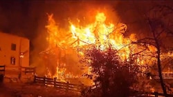 Der Bauernhof wurde ein Raub der Flammen. (Bild: Zoom.Tirol)