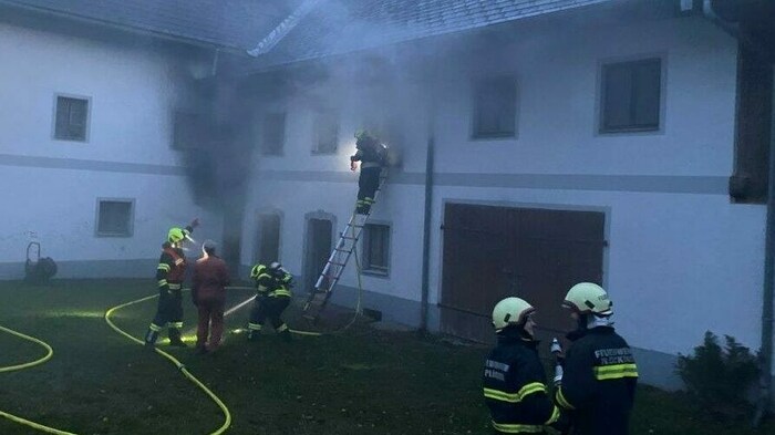 Die Einsatzkräfte verhinderten ein Übergreifen der Flammen auf das Obergeschoß