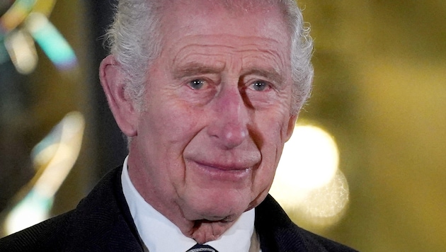 König Charles kämpft mit den Tränen. (Bild: : APA/AFP/POOL/MAJA SMIEJKOWSKA)