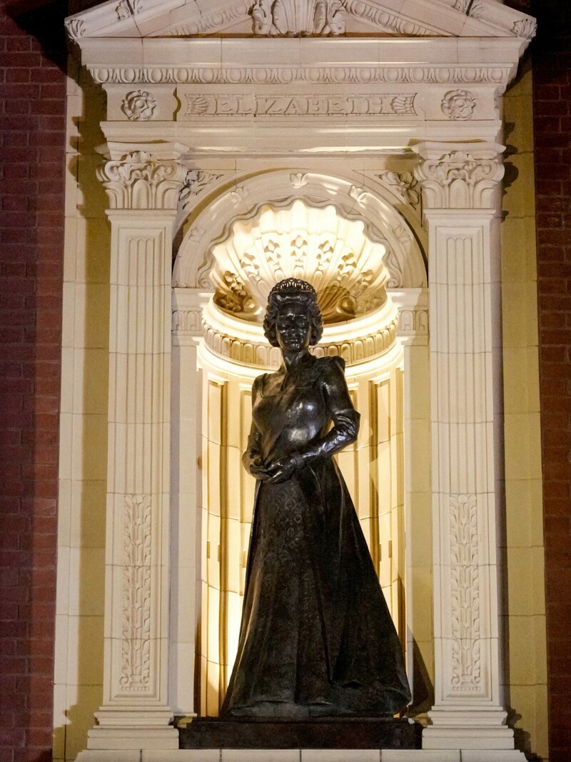 Die Statue von Queen Elizabeth in der Royal Albert Hall in London (Bild: APA/AFP/POOL/MAJA SMIEJKOWSKA)