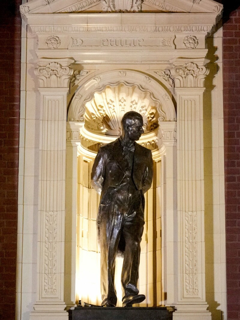 Die neue Statue von Prinz Philip in der Royal Albert Hall in London (Bild: APA/AFP/POOL/MAJA SMIEJKOWSKA)