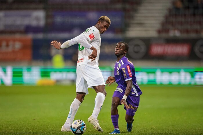 Solomon Bonnah mit seinen 1,65 Metern Körpergröße (re.)