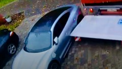 Ein Lkw-Fahrer passte beim Wenden nicht auf (Bild: krone.tv/kameraone)