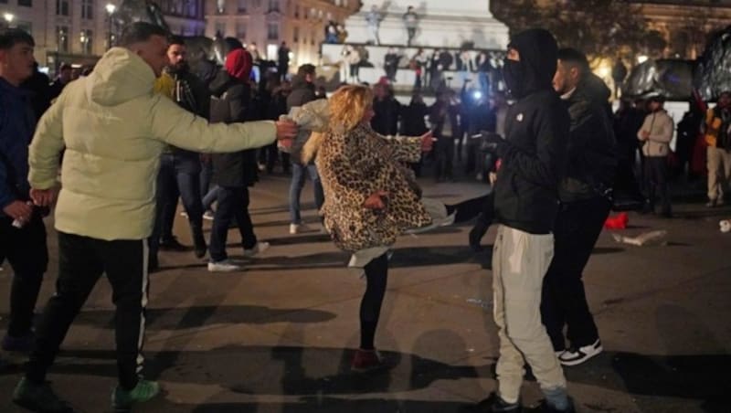 In London kam es im Zuge der Proteste zu Schlägereien in der Innenstadt. (Bild: Victoria Jones/PA via AP)