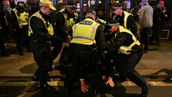 Polizisten in London verhaften einen Gegendemonstranten. (Bild: APA/AFP/JUSTIN TALLIS)