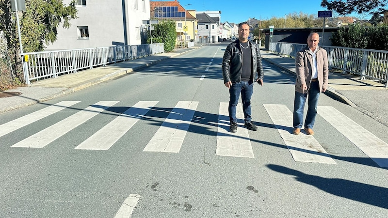 An diesem Zebrastreifen kam es zu dem Unglück. Der Besitzer eines Kebabstandes (li.) konnte den Vorfall beobachten. Rechts von ihm, der Chef des Taxifahrers, der dem Mann das Leben gerettet hatte. (Bild: Christian Schulter)