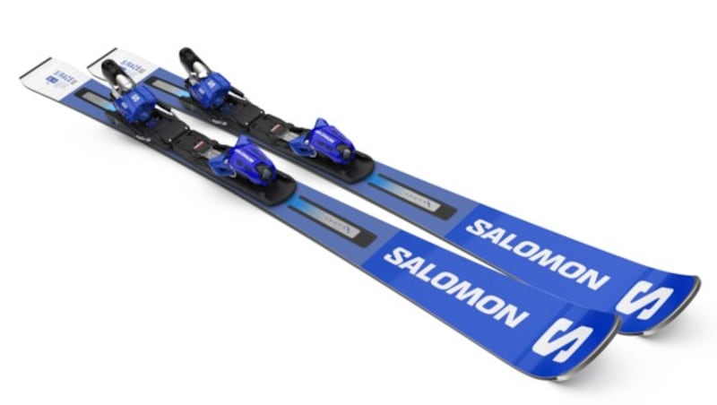 Von Sportausrüster SALOMON erhalten Sie und jeder Ihrer Begleiter ein neues Paar Ski, nämlich das Top Modell der Saison, den Salomon S/RACE SL 12 inklusive Bindungsset. Der Salomon S/RACE SL 12 erfüllt die Bedürfnisse auch anspruchsvollster Fahrer für Läufe auf präparierten Pisten. Er ist mit Salomons innovativer Blade-Technologie ausgestattet, unglaublich stabil beim Gleiten, aber gleichzeitig auch lebhaft für schnelles Kurven fahren. (Bild: Salomon)