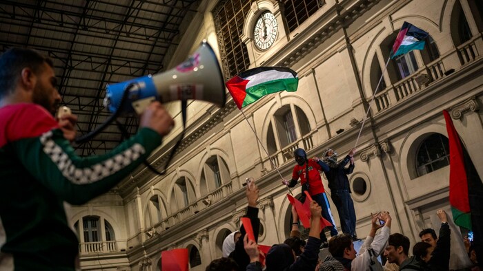 Demonstranten im Inneren des Bahnhofes in Barcelona.
